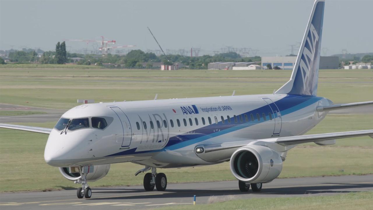 Mitsubishi's MRJ90 Airliner Makes Public Debut with ANA Livery at ...