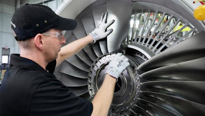 Mechanic installs fan blades in CF34