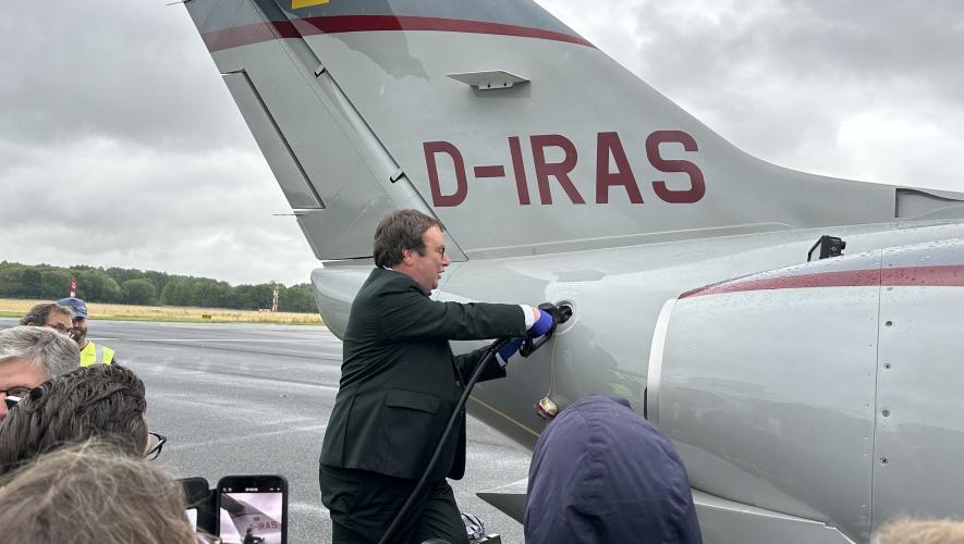 Oliver Krischer, minister for Environment and Transport of North Rhine-Westphalia refueled a HondaJet with SAF