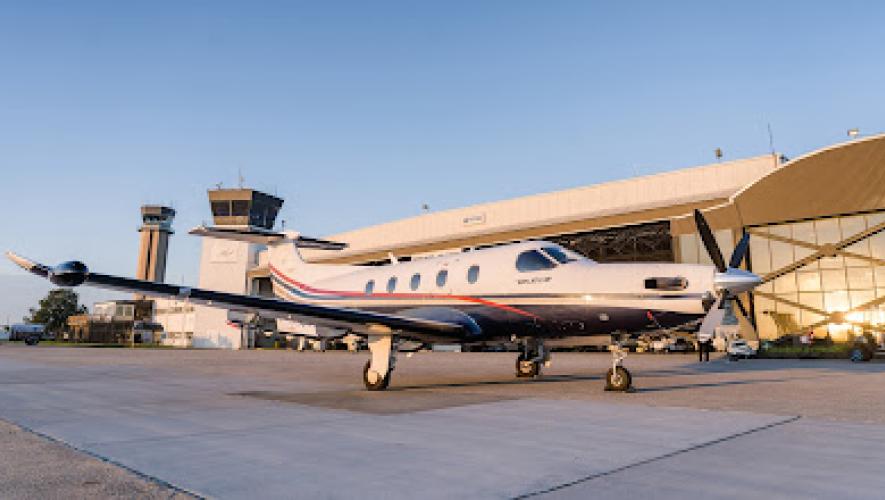 PC-12 in front of Aero Centers FBO at KPDK