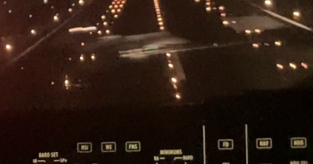 ボストンのローガン国際空港で着陸するエンブラエル機の前を横切るリアジェット機