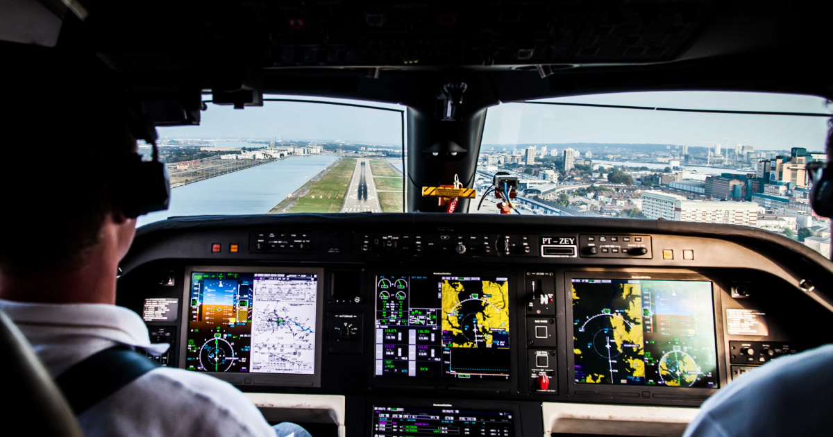 Embraer Legacy 500 cockpit approaching London City Airport
