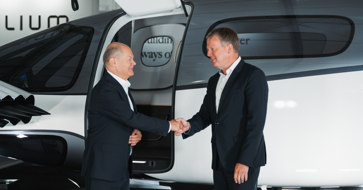 German chancellor Olaf Scholz and Lilium CEO Klaus Roewe