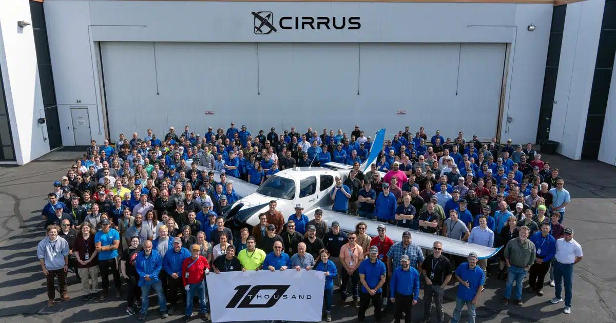 Cirrus Aircraft Employees encircle the 10,000th Cirrus SR series