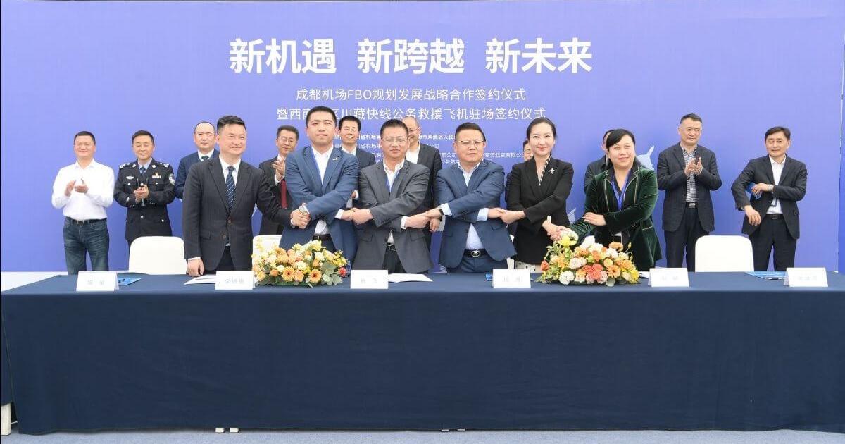 Signing agreement between Sino Jet and Sichuan Huahui Business Aviation Services