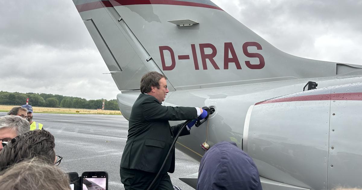 Oliver Krischer, minister for Environment and Transport of North Rhine-Westphalia refueled a HondaJet with SAF