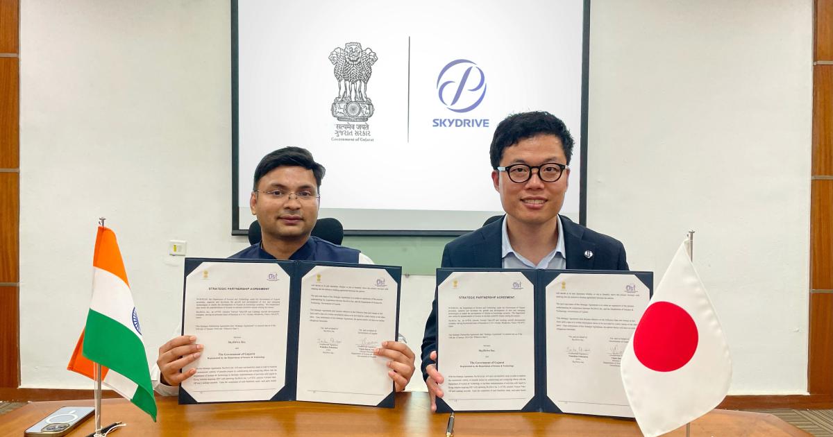 Videh Khara (left), mission director of the state of Gujarat's Department of Science & Technology signs a memorandum of understanding with SkyDrive CEO Tomohiro Fukuzawa.