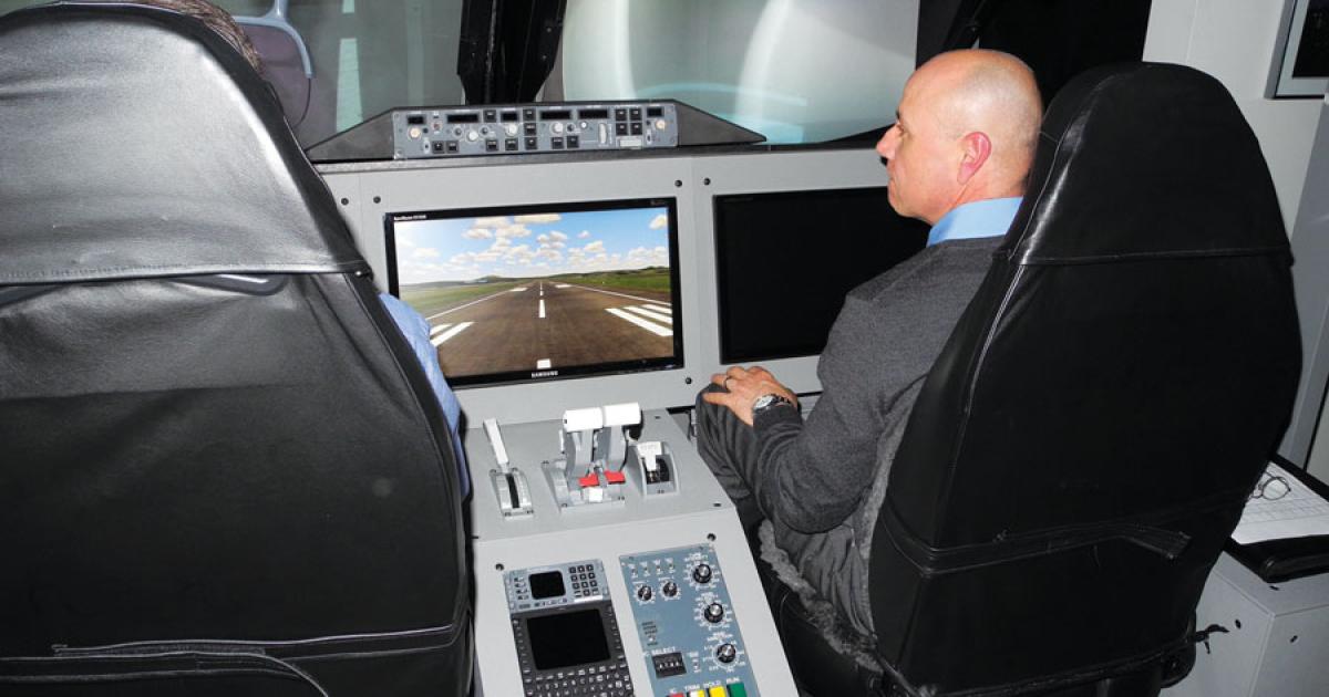 Rockwell Collins’s Rick Theriault instructed journalists in a Boeing 757 sim with HUD. (Photo: Matt Thurber)