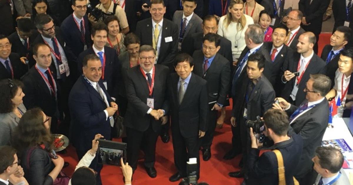 The ribbon-cutting event at the French Pavilion was done by French transport Minister Alain Vidalies (left center) and Singapore's transport minister  Khaw Boon Wan (right). [Photo: GIFAS]