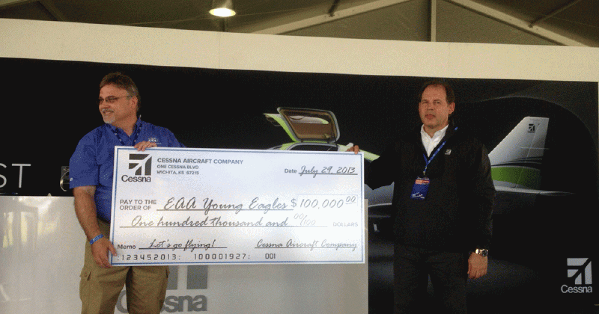 Cessna CEO Scott Ernest presents the EAA Young Eagles program with a $100,000 check. (Photo: Mark Huber)